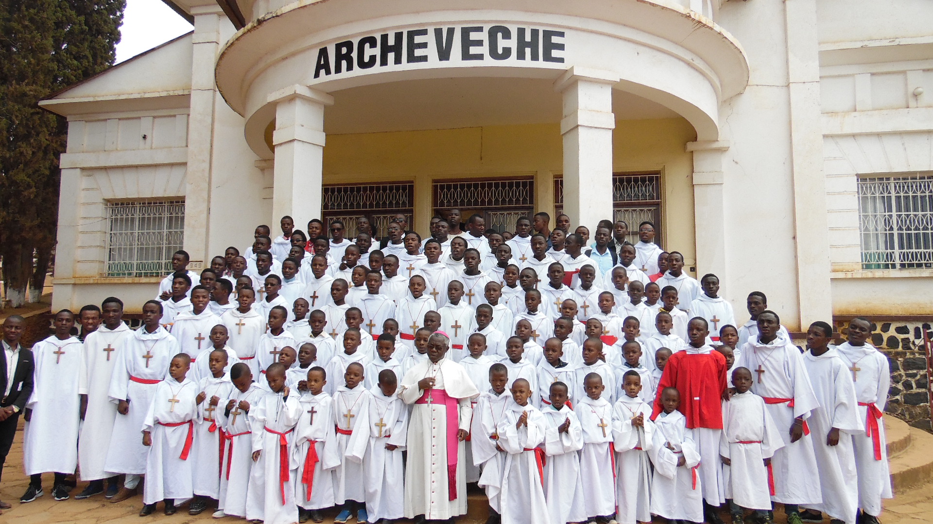 Les Petits Chanteurs de la Résurrection avec S.E. Mgr Francois-Xavier MAROY; Archevêque de Bukavu.