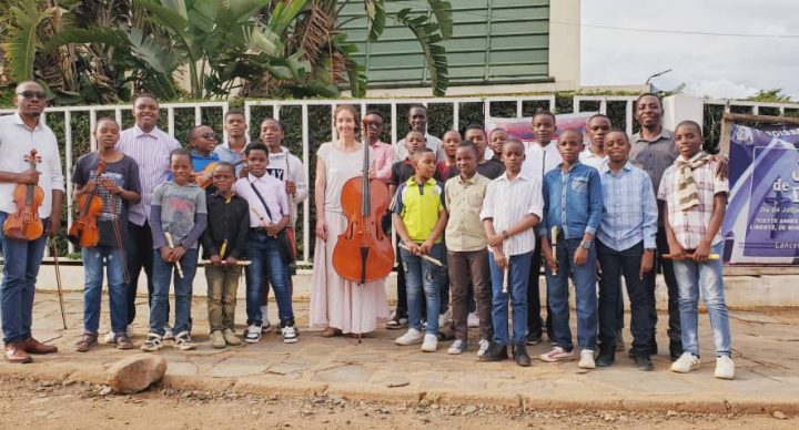 Visite de formation musicale et de partage d’expériences du petit orchestre de Petits Chanteurs de la Résurrection/Bukavu avec Madame Sophie